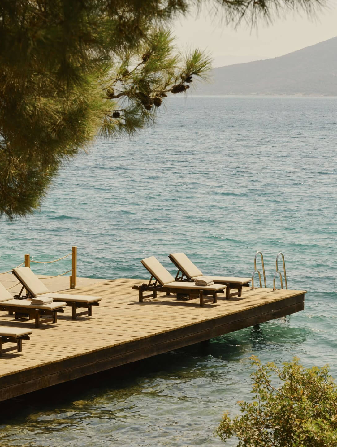 Собственный пляж с шезлонгами и барами в «Белые ночи»